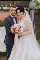 mariage. l'amour et couple dans jardin pour mariage. fête de la cérémonie et engagement. enregistrer le date. confiance. le la mariée et jeune marié embrasser. sourire et l'amour. photo de content et dans l'amour les mariées et les palefreniers.