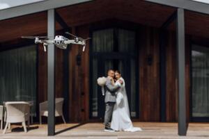 mariage vidéo de une drone. drone contrôle. drone à faible altitude photo