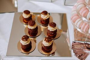 amande biscuits et divers sucré Gâteaux pour une mariage banquet. une délicieux réception, une luxueux cérémonie. table avec bonbons et desserts. délicieux coloré français desserts sur une assiette ou tableau. photo