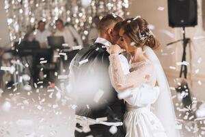 le mariage de le la mariée et jeune marié dans un élégant restaurant avec génial lumière et atmosphère. le premier Danse de le la mariée et jeune marié. photo