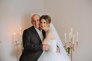 une magnifique la mariée avec sa père sur sa mariage journée. le meilleur des moments de le mariage journée. fille et père. photo