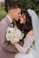 mariage. l'amour et couple dans jardin pour mariage. fête de la cérémonie et engagement. enregistrer le date. confiance. le la mariée et jeune marié embrasser. sourire et l'amour. photo de content et dans l'amour les mariées et les palefreniers.