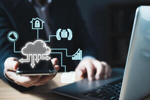 homme en portant icône nuage l'informatique diagramme spectacle sur main. Les données stockage.cloud technologie.secure sauvegarde et cohérence la mise en réseau et l'Internet un service concept.mise en œuvre espace de rangement La technologie dans affaires photo