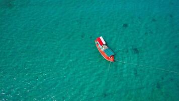 solitaire rouge bateau sur turquoise des eaux photo