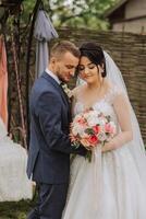 mariage. l'amour et couple dans jardin pour mariage. fête de la cérémonie et engagement. enregistrer le date. confiance. le la mariée et jeune marié embrasser. sourire et l'amour. photo de content et dans l'amour les mariées et les palefreniers.