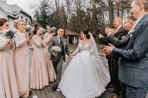 la mariée et jeune marié étreindre, posant avec amis. copains sont ayant amusement. content des moments. mariage portrait dans nature, mariage photo dans lumière couleurs.