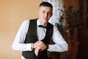 une photo de le jeune marié dans une blanc chemise boutonnage une noir gilet. affaires style. une élégant regarder