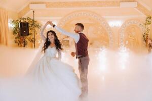 le mariage de le la mariée et jeune marié dans un élégant restaurant avec génial lumière et atmosphère. le premier Danse de le la mariée et jeune marié. photo