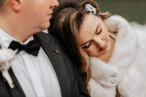 mariage couple dans l'amour. une magnifique la mariée et un élégant jeune marié tendrement embrasse et prendre plaisir le journée. une élégant couple de jeunes mariés. concept de mariage photo