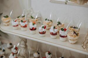 amande biscuits et divers sucré Gâteaux pour une mariage banquet. une délicieux réception, une luxueux cérémonie. table avec bonbons et desserts. délicieux coloré français desserts sur une assiette ou tableau. photo