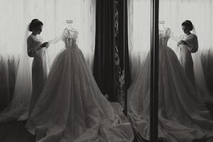 une content la mariée est en train de préparer pour sa luxueux mariage dans une Hôtel chambre, avec une mariage robe sur une mannequin proche. portrait de une femme avec à la mode cheveux, maquillage et une sourire dans une pansement robe. photo