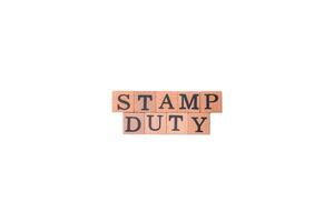 le une inscription timbre devoir fabriqué de en bois cubes sur une plaine Contexte photo