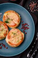 délicieux cuit poisson filet avec fromage, tomates, sel, épices et herbes photo