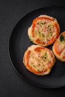 délicieux cuit poisson filet avec fromage, tomates, sel, épices et herbes photo