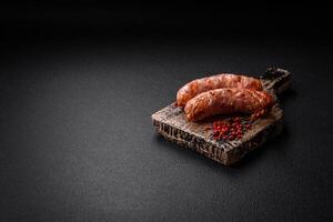 délicieux grillé poulet ou porc saucisses avec sel et épices photo