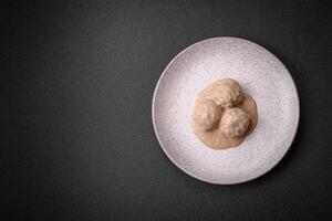 délicieux Boulettes de viande de haché poulet ou dinde avec acide crème sauce photo