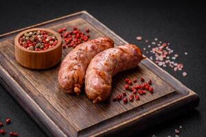 délicieux grillé poulet ou porc saucisses avec sel et épices photo