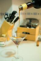 verser une martini verre dans une national cuisine photo