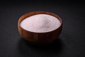 bien rose himalayen table sel dans une céramique bol photo