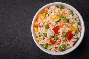 délicieux blanc bouilli riz avec légumes, sucré poivrons, carottes, pois photo