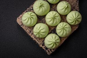 brut khinkali ou vert Dumplings avec sel, épices et herbes photo