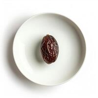 ai généré une Célibataire biologique medjool Date sur une moderniste dessert assiette isolé sur une transparent Contexte photo