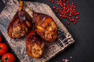 délicieux grillé poulet jambes avec épices et herbes dans teriyaki sauce photo