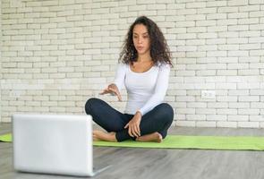 femme latine enseignant le yoga en ligne