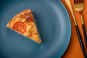 délicieux Quiche avec tomate, fromage, poulet, épices et herbes photo