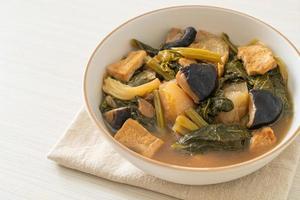 ragoût de légumes chinois au tofu ou soupe de mélange de légumes photo