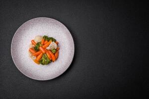 délicieux Frais des légumes brocoli, chou-fleur, carottes à la vapeur avec sel et épices photo