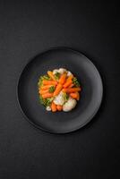 délicieux Frais des légumes brocoli, chou-fleur, carottes à la vapeur avec sel et épices photo