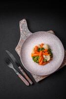 délicieux Frais des légumes brocoli, chou-fleur, carottes à la vapeur avec sel et épices photo