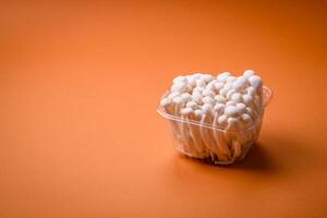 petit blanc comestible hêtre champignons avec sel et épices sur une plaine Contexte photo