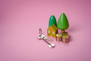 une petit en bois maison et clés comme un idée pour investir dans votre posséder Accueil et réalisation le objectif de achat réel biens photo