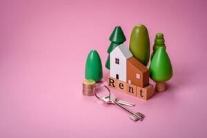 petit en bois maison et le une inscription pour louer. concept pour vente, de location de réel biens pour une famille photo