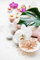 ingrédients naturels du spa avec des fleurs d'orchidées photo