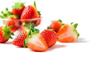 tranché des fraises avec feuille isoler. entier et moitié de fraise sur blanche. des fraises isoler. côté vue photo