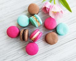 macarons et tulipes colorés photo