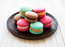 macarons colorés sur une table photo