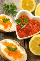 caviar rouge dans un bol et des sandwichs photo