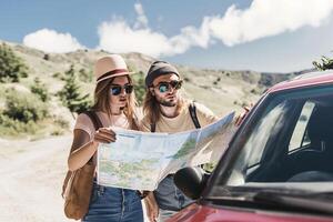 ai généré voyageur homme et femme ou une couple amoureux à la recherche à une carte tandis que permanent à côté de le voiture ou Aller sur une fin de semaine voyage. périple voyage Voyage concept. photo