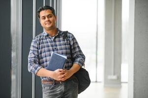 portrait de de bonne humeur Masculin international Indien étudiant avec sac à dos. éducation concept photo