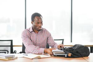 portrait de africain Université étudiant dans classe à la recherche à caméra photo