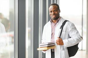 portrait de une Jeune africain l'ethnie médecin ou médical étudiant dans uniforme photo