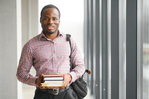 portrait de africain Université étudiant dans classe à la recherche à caméra photo