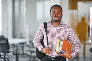 portrait de africain Université étudiant dans classe à la recherche à caméra photo