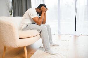 Masculin dépression. désespéré déprimé africain homme couvrant visage pleurs ayant problèmes photo