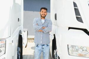 Jeune Indien un camion conducteur. concept de route cargaison transport. photo