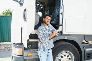 Jeune Indien homme permanent par le sien camion. le concept de cargaison transport. photo